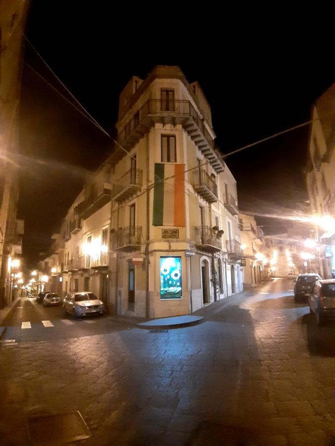 B&B L'Angolo Sulla Piazza Mirabella Imbaccari Exterior photo